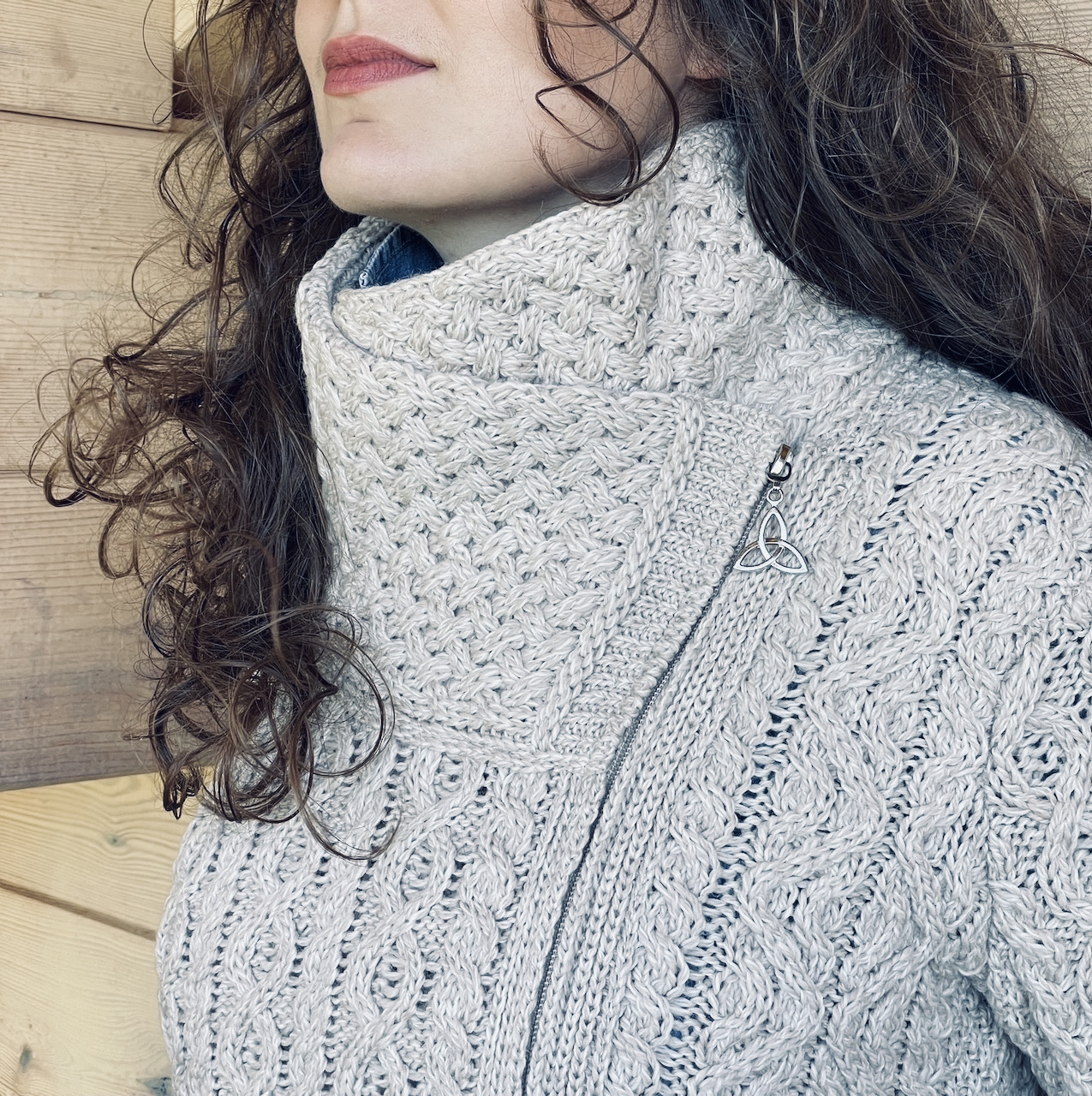 SAOL Cardigan En Laine Irlandaise 100% Mérinos Pour Femme - Tricoté à La Main En Irlande - Motifs Aran Authentiques