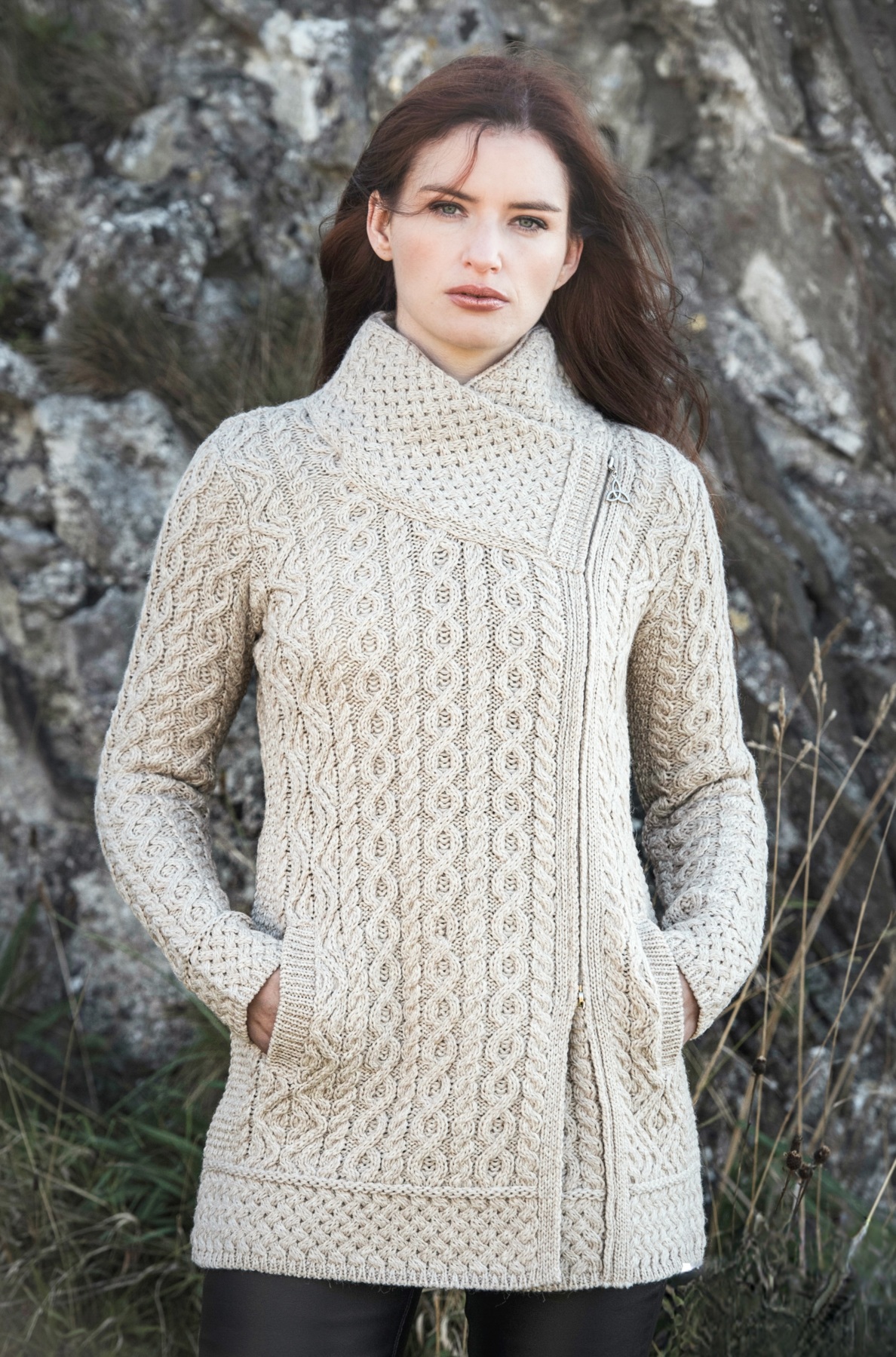 Cardigan à Capuche Aran 100% Laine Mérinos Irlandaise – SAOL, Poches, Fermeture Zippée Nœud Trinity Celtique Femme