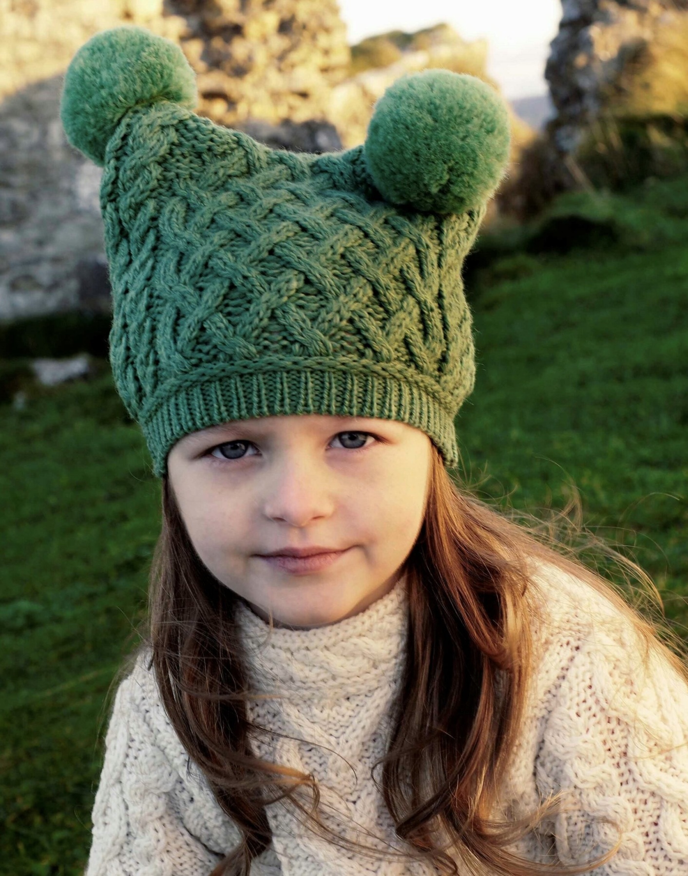 Bonnet à pompon mouton enneigé pour enfant, 100 % laine, bonnet à pompon  animal pour enfant, doublure polaire Sherpa, tricoté à la main confortable,  joli motif d'agneau, commerce équitable -  France